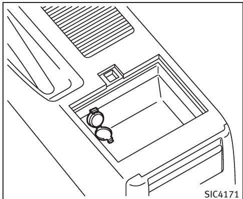 INFINITI G37 Cabriolet (2010) - PRISES ÉLECTRIQUES - 3