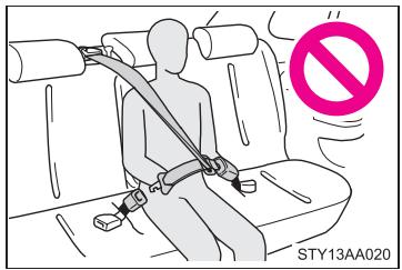 TOYOTA Yaris 2 (2008) - Lorsqu'on utilise la ceinture de sécurité du siège arrêté central (uniquement sièges arrêté divisés) - 1