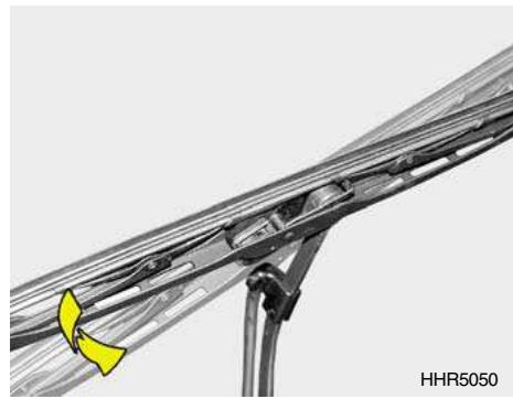 HYUNDAI Santa Fe 2 (2006-2009) - Pour installer le balai d'essuie-glace - 1