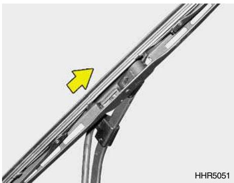 HYUNDAI Santa Fe 2 (2006-2009) - Pour installer le balai d'essuie-glace - 2
