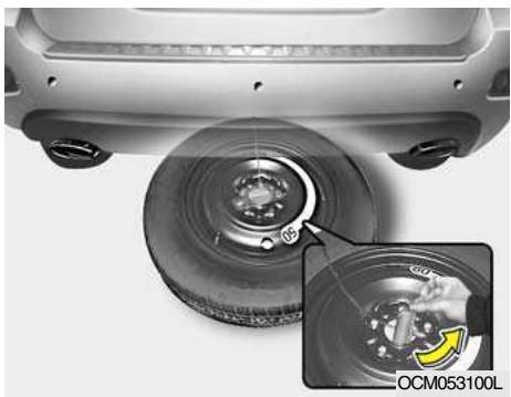 HYUNDAI Santa Fe 2 (2006-2009) - Pour enlever la roue de secours - 2