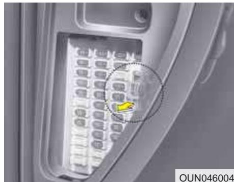 KIA Carens UN (2006-2010) - Remplacement du boitier de fusibles interieur - 2