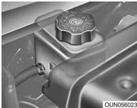 KIA Carens UN (2006-2010) - LIQUIDE DE FREINS ET D'EMBRAYAGE (LE CAS ÉCHÉANT) - 1