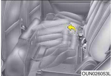 KIA Carens UN (2006-2010) - Pour rabattre le coussin et le dossier des sièges arrêté : (2ème rangée, 7 sièges) - 2