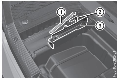 Mercedes-Benz Classe C (2014-2018) - Retrait de l'outillage de changement de roue - 1