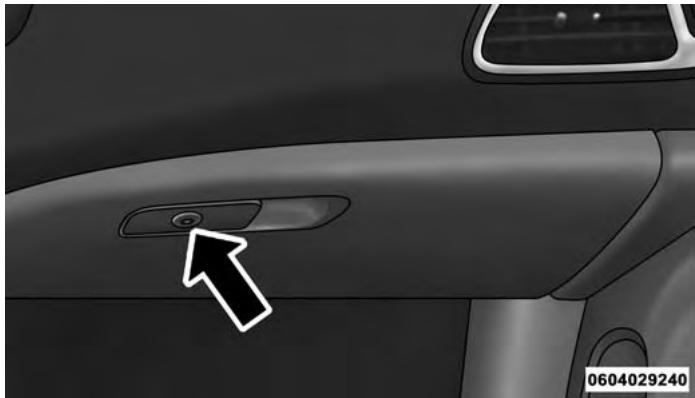Chrysler 200 (2017) - Boite à gants - 1