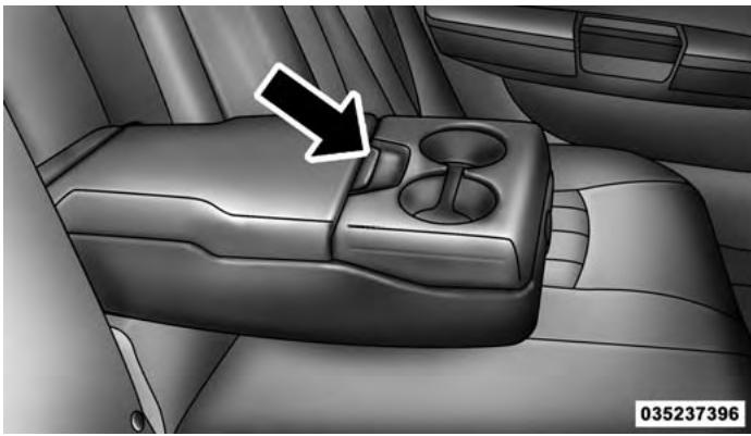 Chrysler 200 (2017) - Rangement de l'accoudoir des sièges arrêté - Selon l'équipement - 1