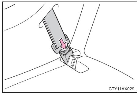 TOYOTA Avalon (2013) - Démontage d'un siège de sécurité infant attaché avec la ceinture de sécurité - 1
