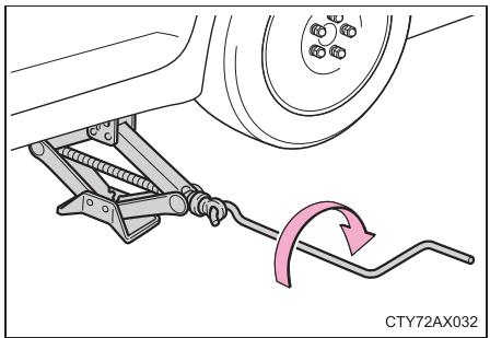 TOYOTA Avalon (2017) - Tournez la partie "A" du cric à la main jusqu'à amener l'encoche du cric au contact du point de levage. - 2