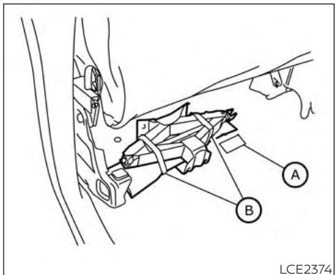 NISSAN Titan 2018 - Retrait de la roue de secours et des outils du coffre (modèles Crew Cab et King CabMD) - 1