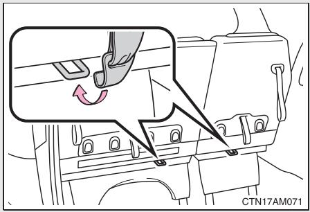 TOYOTA Sienna (22010) - ■ Utilisation des points d'ancrage LATCH - 8
