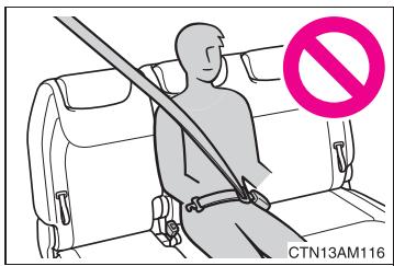 TOYOTA Sienna (22010) - Lorsque vous utilisez la ceinture de sécurité du siège central de la troisième rangée - 1