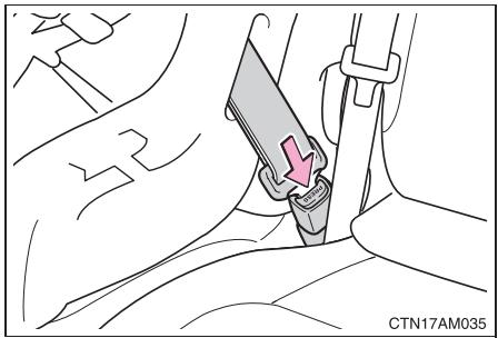 TOYOTA Sienna (22010) - Dépose d'un siège de sécurité enfant attaché avec la ceinture de sécurité - 1
