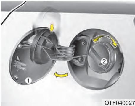 KIA Forte (2012-2016) - Ouverture du volet du réservoir de carburant - 2