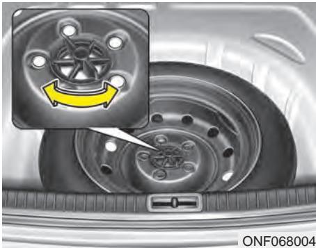 KIA Forte (2012-2016) - Sortir et ranger la roue de secours - 1