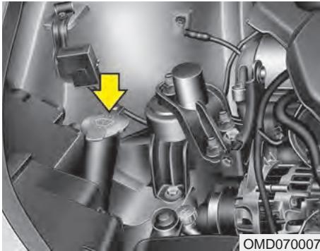 KIA Forte (2012-2016) - Vérifier le niveau du lave-glace - 1