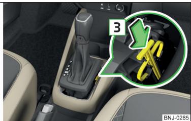 SKODA Fabia 3 Phase 1 (2015-2017) - Déverrouillage de secours du levier sélecteur - 2