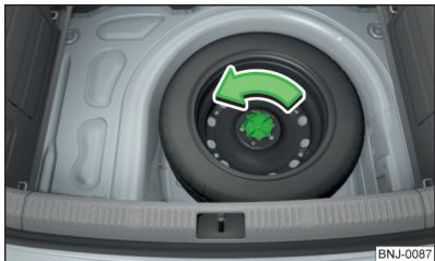 SKODA Fabia 3 Phase 1 (2015-2017) - Retirer/ranger la roue de secours - 1