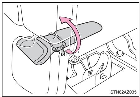 TOYOTA Tundra (2019) - Accès au cric et à la trousse à outils (modèles CrewMax) - 3