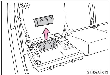 TOYOTA Tundra (2019) - Accès au cric et à la trousse à outils (modèles à Double Cabine) - 3