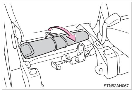 TOYOTA Tundra (2019) - Accès au cric et à la trousse à outils (modèles à Double Cabine) - 5