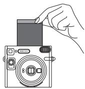 FUJIFILM INSTAXSQ40 - Quand le son du film en cours d'éjection s'arrête, tenez le film éjecté par le côté et retirez-le. - 1