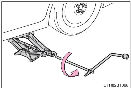 TOYOTA Camry (2023) - Installation de la roue de secours - 4