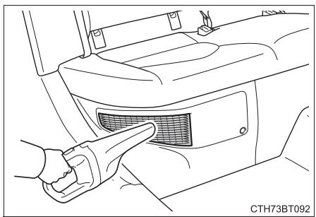 TOYOTA Camry (2023) - Nettoyage de la prise d'admission d'air - 1
