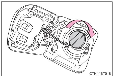 TOYOTA Camry (2023) - Fermeture du bouchon de réservoir à carburant - 1