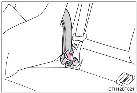 TOYOTA Camry (2023) - Retrait d'un siège de sécurité infant fixé au moyen d'une ceinture de sécurité - 1