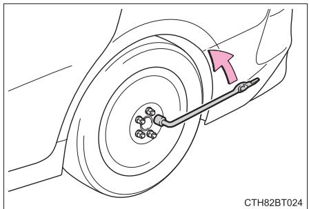 TOYOTA Camry (2023) - Remplacement d'un pneu creve - 3