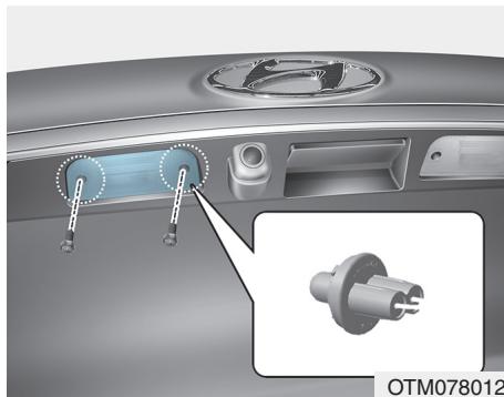 HYUNDAI Santa Fe (2018-2020) - Remplacement de l'ampoule de la plaque d'immatriculation - 1
