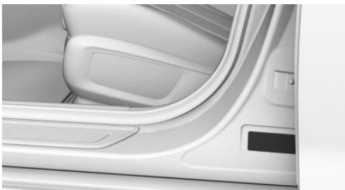 BMW X5M F95 Phase 1 (2020-2023) - Plaque constructeur sur le côté gauche - 1