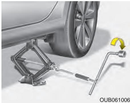 KIA Rio (2014) - Sortir et ranger la roue de secours - 5
