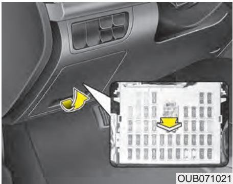 KIA Rio (2014) - Remplacer un fusible sur le panneau intérieur - 1