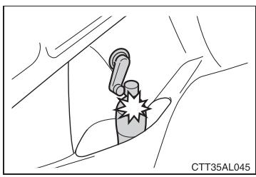 TOYOTA Matrix (2014) - Lorsqu'une bouteille en PET est rangée dans le porte-bouteilles avant (vehicules équipés de vitres manuelles) - 1