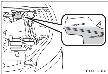 TOYOTA Matrix (2014) - Contrôle du niveau de liquide - 1