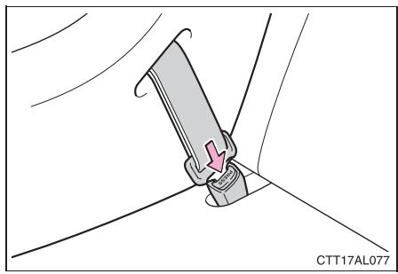 TOYOTA Matrix (2014) - Démontage d'un siège de sécurité infant attaché avec la ceinture de sécurité - 1