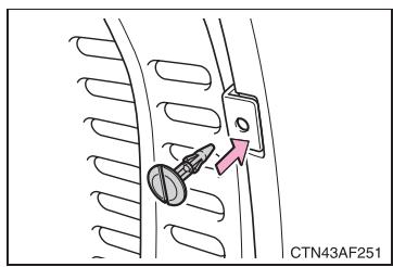 TOYOTA Highlander (2009) - ■ Mise en place des clips de fixation de la doublure d'aile - 2