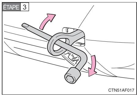 TOYOTA Highlander (2009) - Montage de l'anneau de remorquage - 3