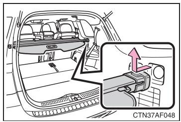 TOYOTA Highlander (2009) - Retirer le cache-bagages (vehicules équipés d'un cache-bagages) - 1