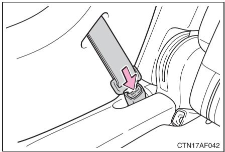 TOYOTA Highlander (2009) - Dépose d'un siège de sécurité infant attaché avec la ceinture de sécurité - 1