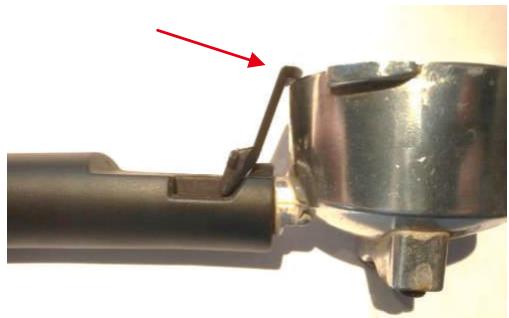 KITCHEN CHEF KCPEXPR6851 - Blocage du filtre sur le porte filtre (pour vider la mouture utilisée - 3