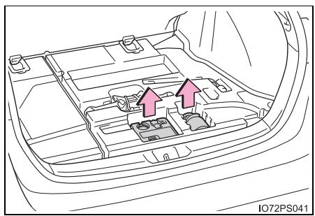 TOYOTA Prius (2018) - Sortie de la trousse de réparation d'urgence pour pneus crevés - 3