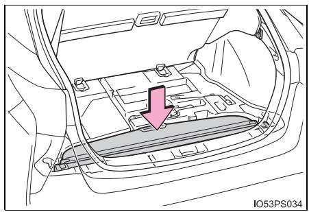 TOYOTA Prius (2018) - Rangement du couvre-bagages (sauf pour les véhicules dotés d'un pneu de secours grandeur normale) - 2