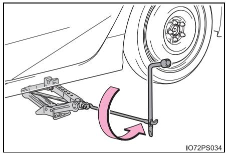 TOYOTA Prius (2018) - Installation du pneu de secours - 4