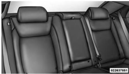 DODGE Charger (2013) - Poser des dispositifs de retenue d'enfant à l'aide de l'ancrage d'attache supérieur : - 3
