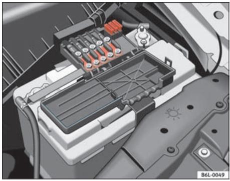 SEAT Cordoba (2002-2009) - Affectation de fusibles dans le compartment menteur sur la batterie - 1