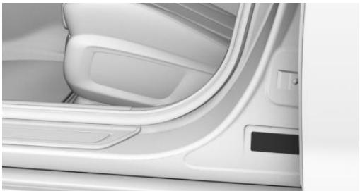 BMW X4 (2020) - Plaque constructeur sur le côté gauche - 1