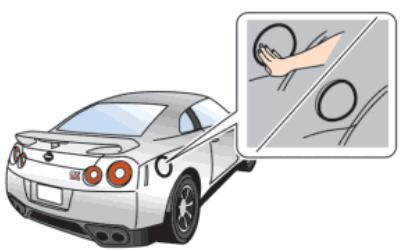 NISSAN GT-R Phase 5 (2017) - OUVERTURE DE LA TRAPPE DU RÉSERVOIR DE CARBURANT - 1